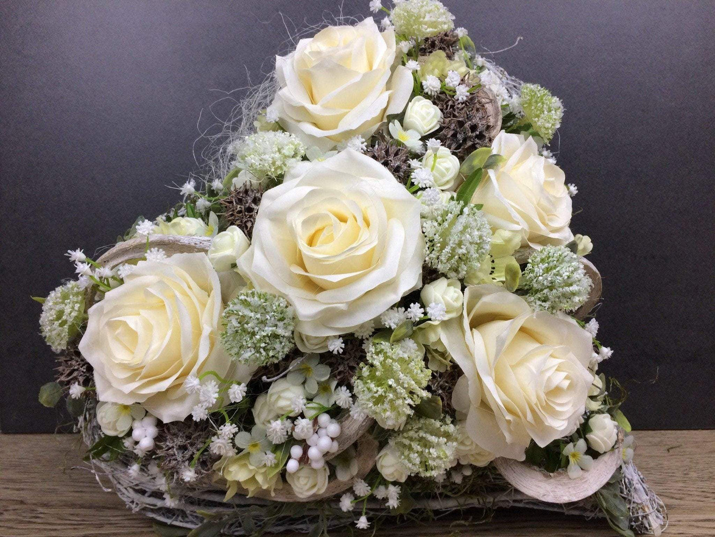 Grabgesteck Rosen Wiesenblumen Grabschmuck Herz Farbwunsch Grabdeko Grabdekoration – handgemacht aus Seiden- und Kunstblumen, langlebig & pflegeleicht von SarahsFlowerStudio