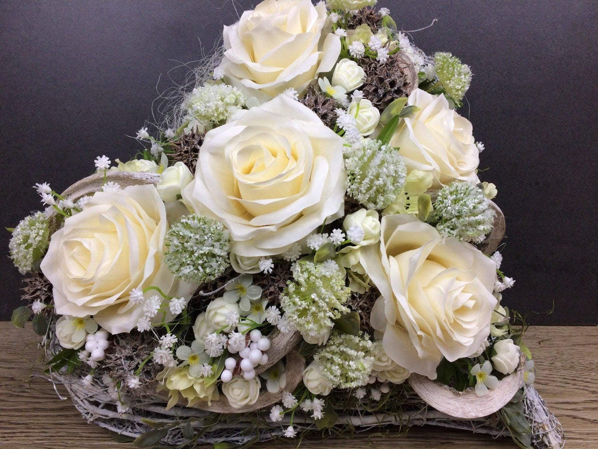 Grabgesteck Rosen Wiesenblumen Grabschmuck Herz Farbwunsch Grabdeko Grabdekoration – handgemacht aus Seiden- und Kunstblumen, langlebig & pflegeleicht von SarahsFlowerStudio