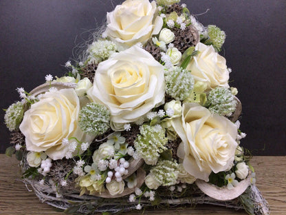 Grabgesteck Rosen Wiesenblumen Grabschmuck Herz Farbwunsch Grabdeko Grabdekoration – handgemacht aus Seiden- und Kunstblumen, langlebig & pflegeleicht von SarahsFlowerStudio