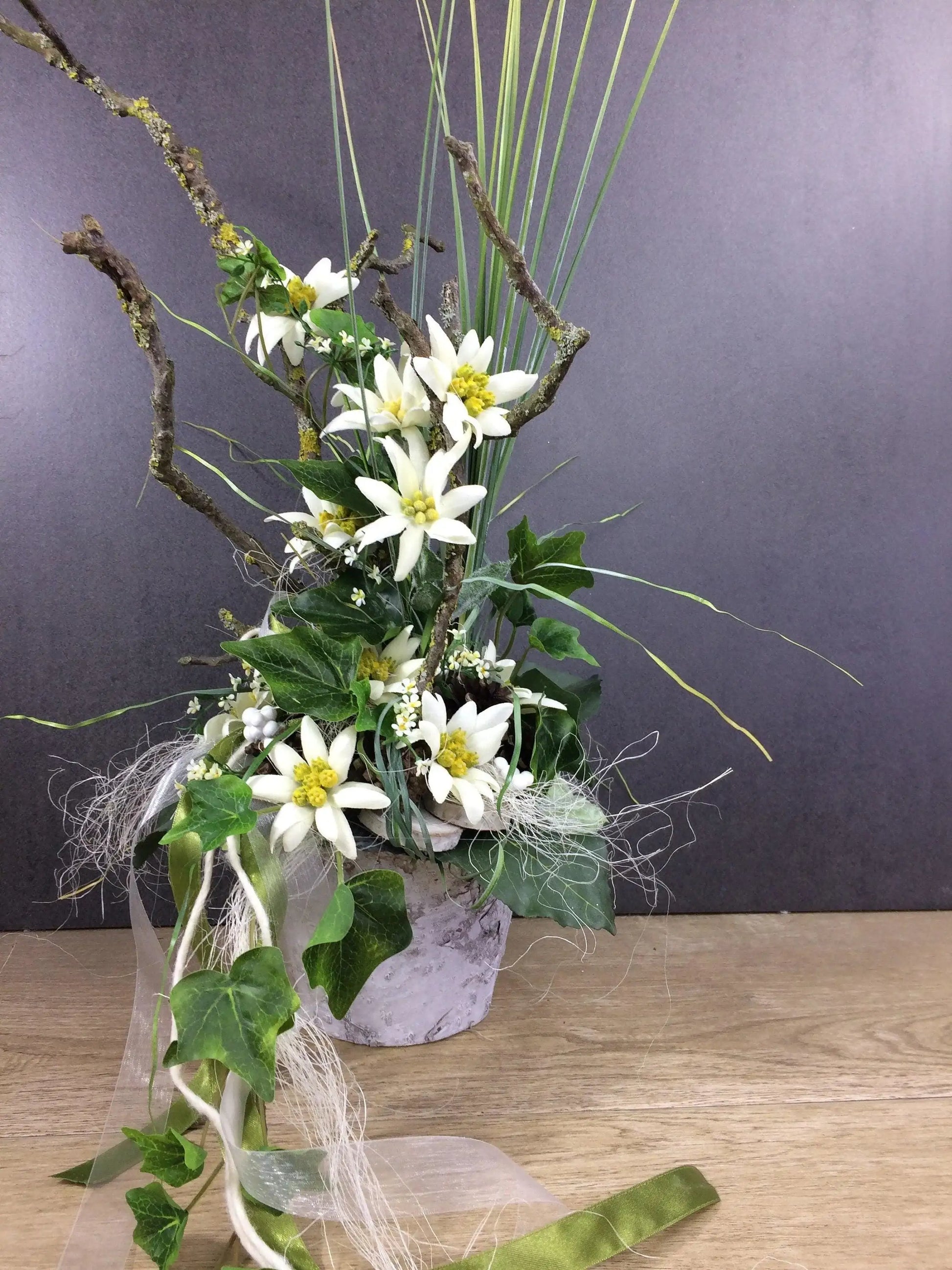 Seidenblumen Arrangement Bodenvase – Edelweiß Zapfen Efeu langlebig – Seidenblumen – SarahsFlowerStudio