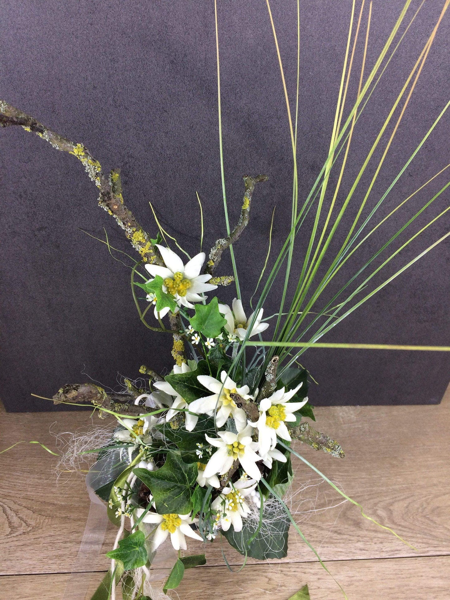 Seidenblumen Arrangement Bodenvase – Edelweiß Zapfen Efeu langlebig – Seidenblumen – SarahsFlowerStudio