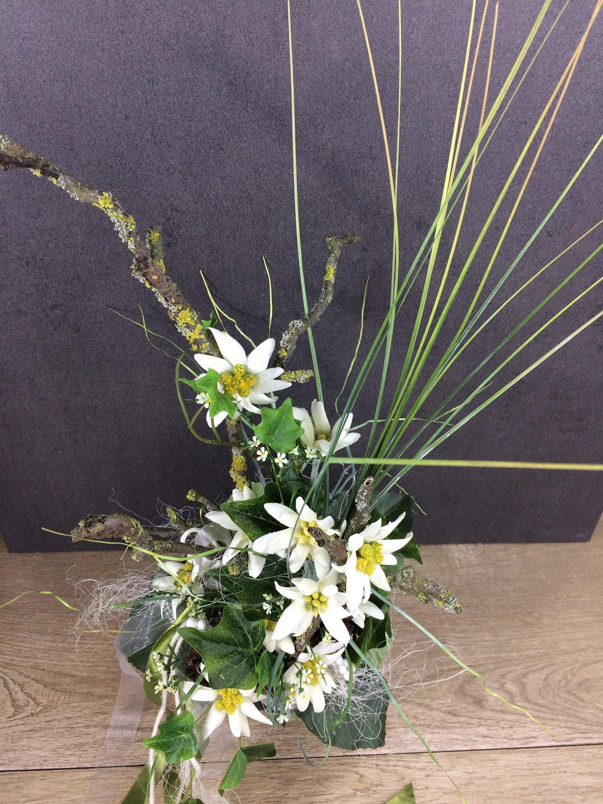 Seidenblumen Arrangement Bodenvase – Edelweiß Zapfen Efeu langlebig – Seidenblumen – SarahsFlowerStudio