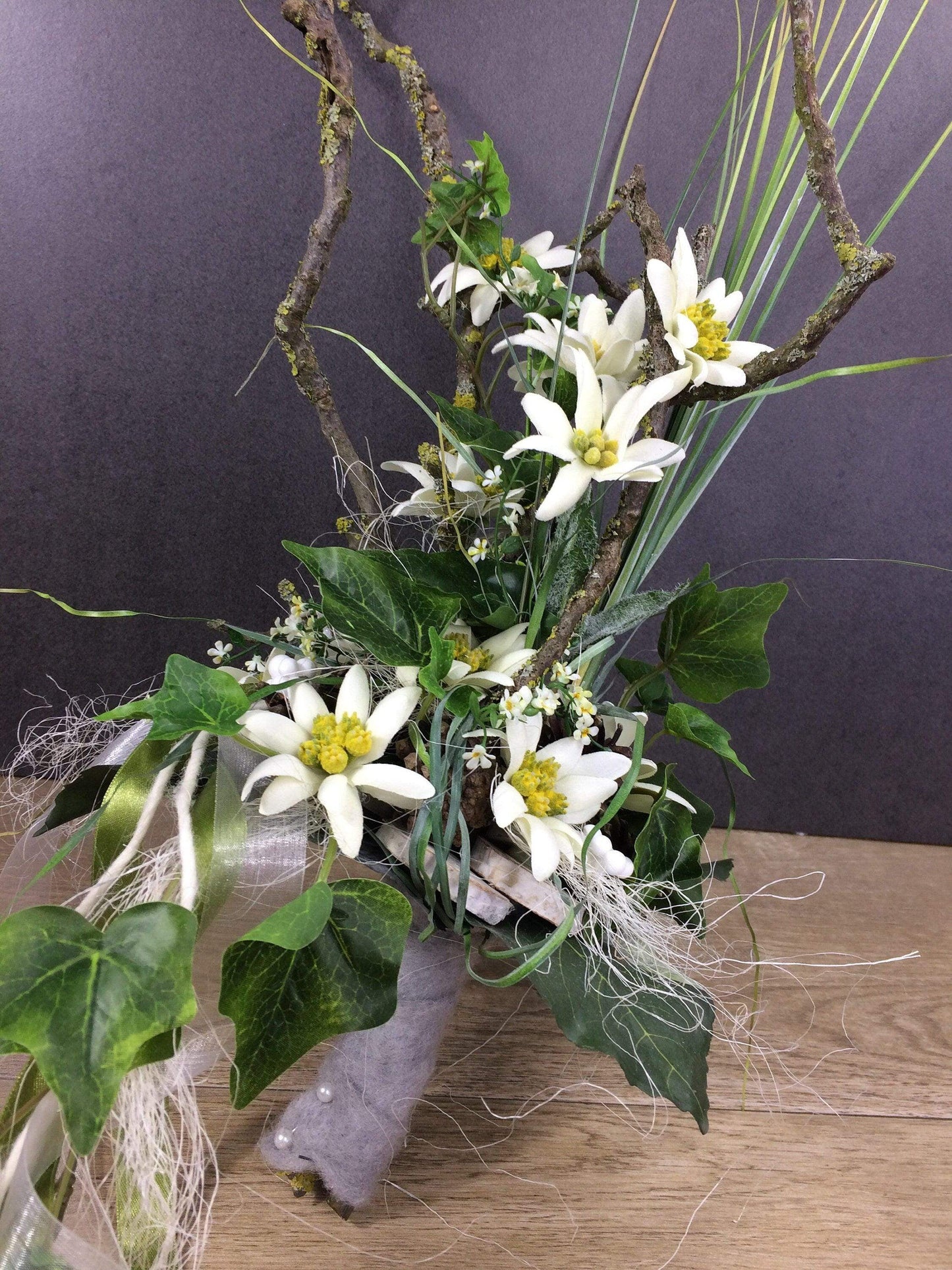 Seidenblumen Arrangement Bodenvase – Edelweiß Zapfen Efeu langlebig – Seidenblumen – SarahsFlowerStudio
