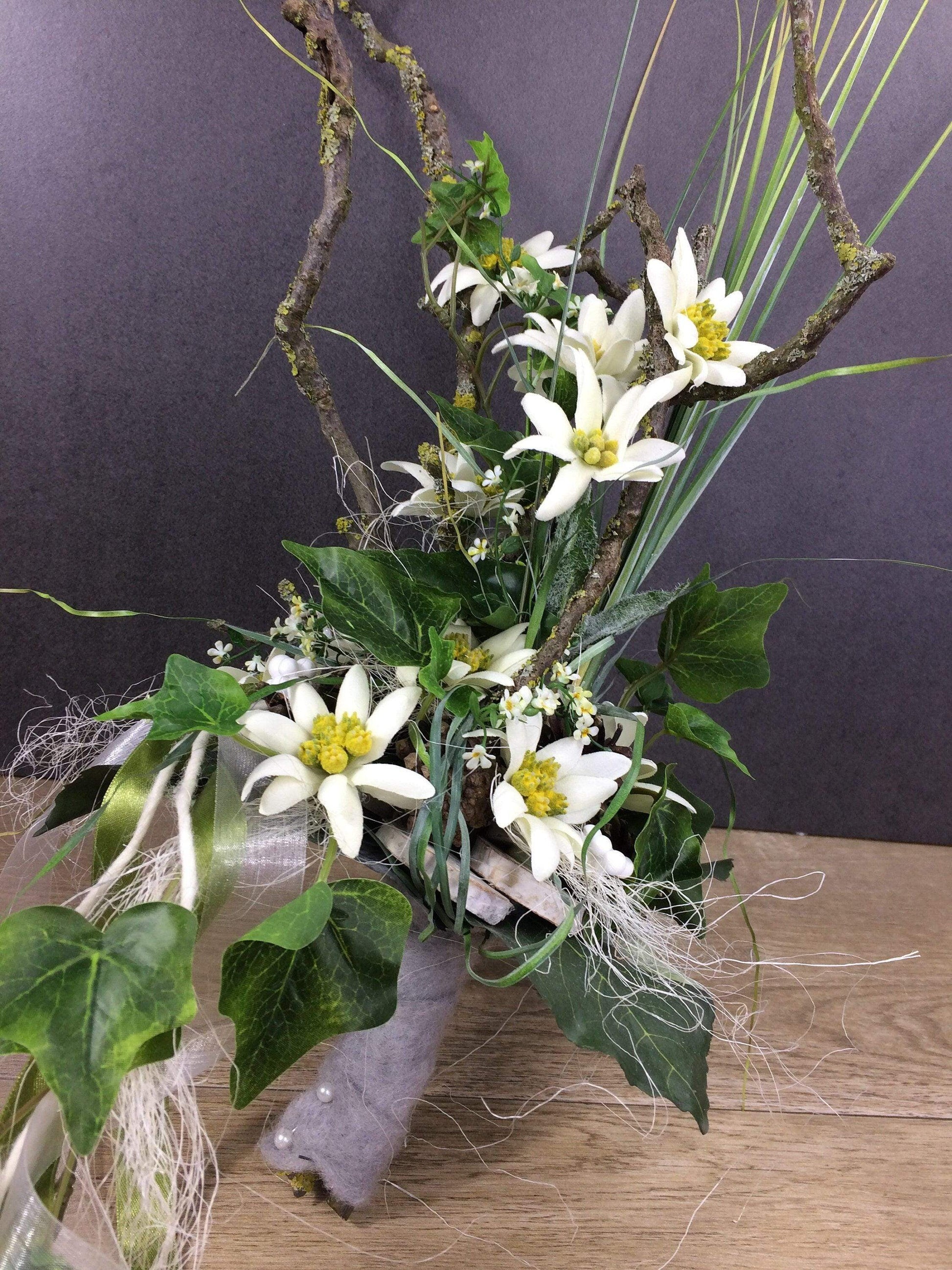 Seidenblumen Arrangement Bodenvase – Edelweiß Zapfen Efeu langlebig – Seidenblumen – SarahsFlowerStudio