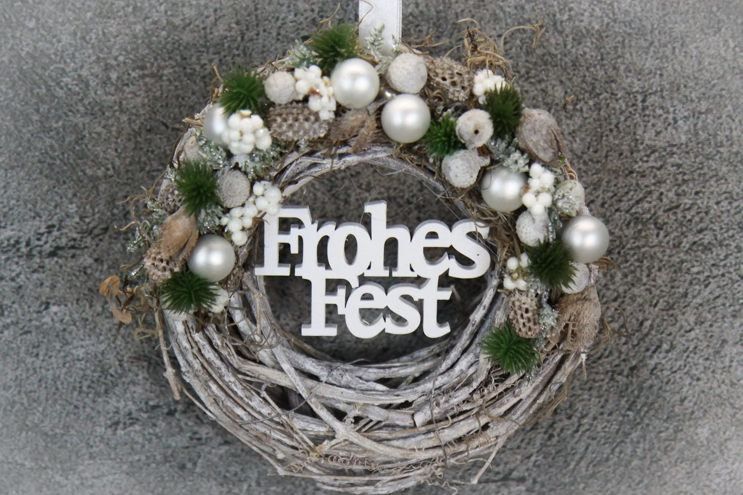 Türkranz Frohes Fest Türschmuck Weihnachten Weidenkranz Zapfen Kugeln Stern Apfel Knöpfe Tanne Band Modern – handgemacht aus Seiden- und Kunstblumen, langlebig & pflegeleicht von SarahsFlowerStudio
