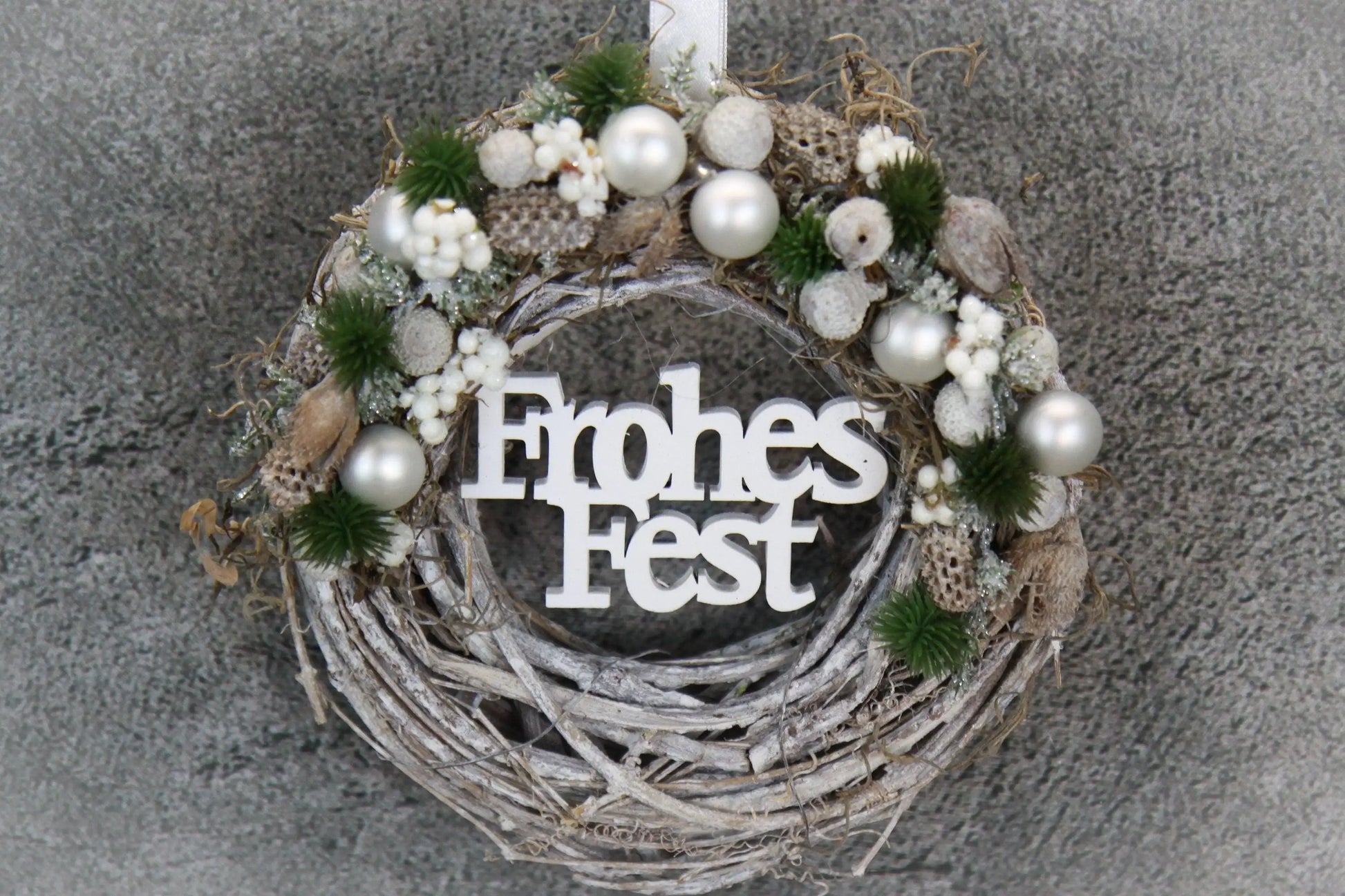 Türkranz Frohes Fest Türschmuck Weihnachten Weidenkranz Zapfen Kugeln Stern Apfel Knöpfe Tanne Band Modern – handgemacht aus Seiden- und Kunstblumen, langlebig & pflegeleicht von SarahsFlowerStudio