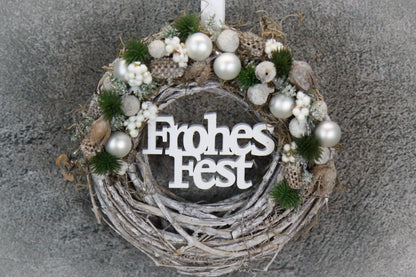 Türkranz Frohes Fest Türschmuck Weihnachten Weidenkranz Zapfen Kugeln Stern Apfel Knöpfe Tanne Band Modern – handgemacht aus Seiden- und Kunstblumen, langlebig & pflegeleicht von SarahsFlowerStudio