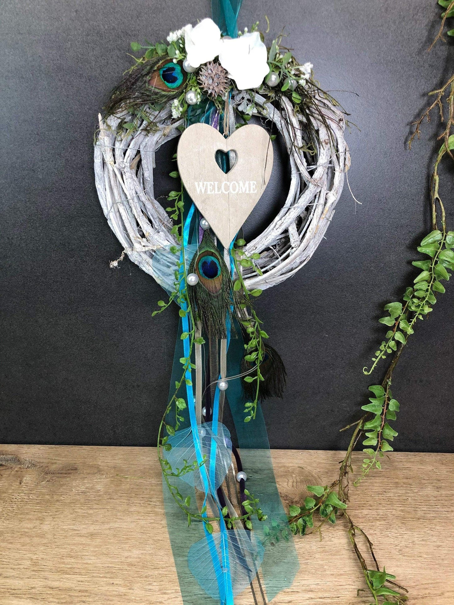 Türkranz Türdeko Türschmuck Modern Ganzjährig Pfauenfeder Pfau Pfauenauge Tür Schmuck Herbst – handgemacht aus Seiden- und Kunstblumen, langlebig & pflegeleicht von SarahsFlowerStudio