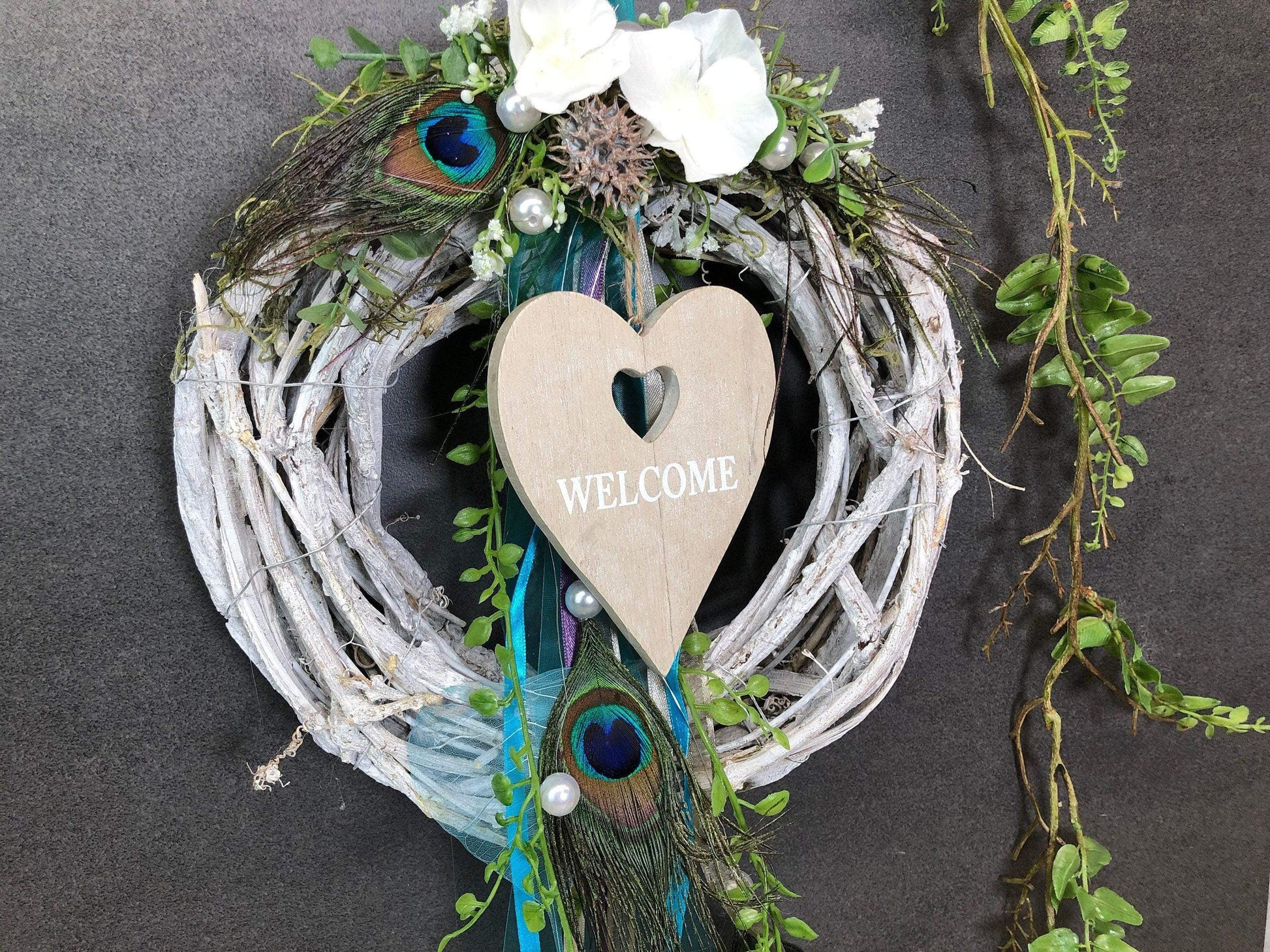 Türkranz Türdeko Türschmuck Modern Ganzjährig Pfauenfeder Pfau Pfauenauge Tür Schmuck Herbst – handgemacht aus Seiden- und Kunstblumen, langlebig & pflegeleicht von SarahsFlowerStudio