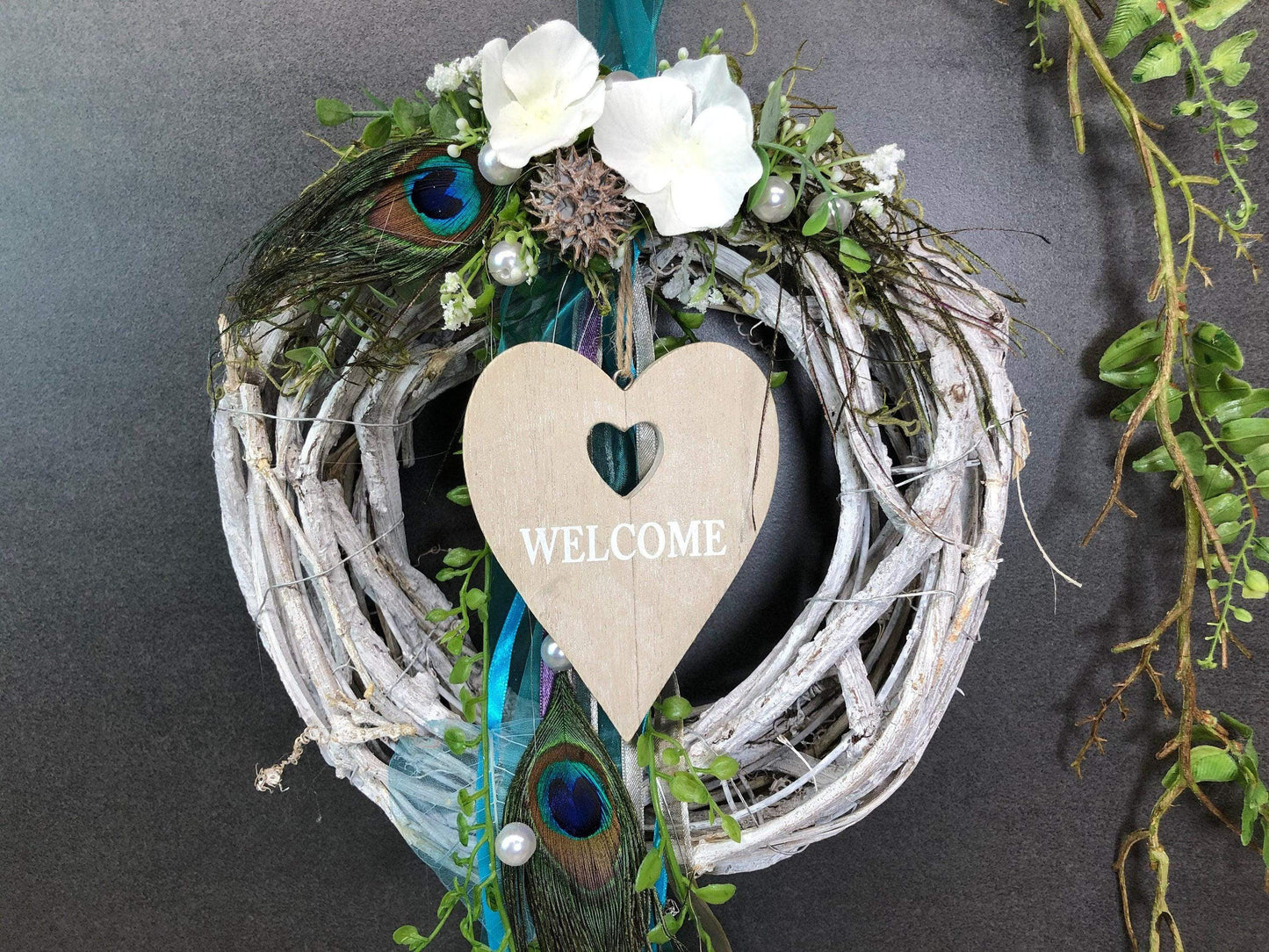 Türkranz Türdeko Türschmuck Modern Ganzjährig Pfauenfeder Pfau Pfauenauge Tür Schmuck Herbst – handgemacht aus Seiden- und Kunstblumen, langlebig & pflegeleicht von SarahsFlowerStudio