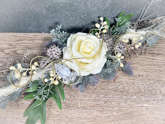 Grabgesteck zum legen Bukett Rose Wachsrose zum legen Allerheiligen Grabdekoration Betende Hände Grabschmuck Grab Grabstrauß Eukalyptus Deko – handgemacht aus Seiden- und Kunstblumen, langlebig & pflegeleicht von SarahsFlowerStudio