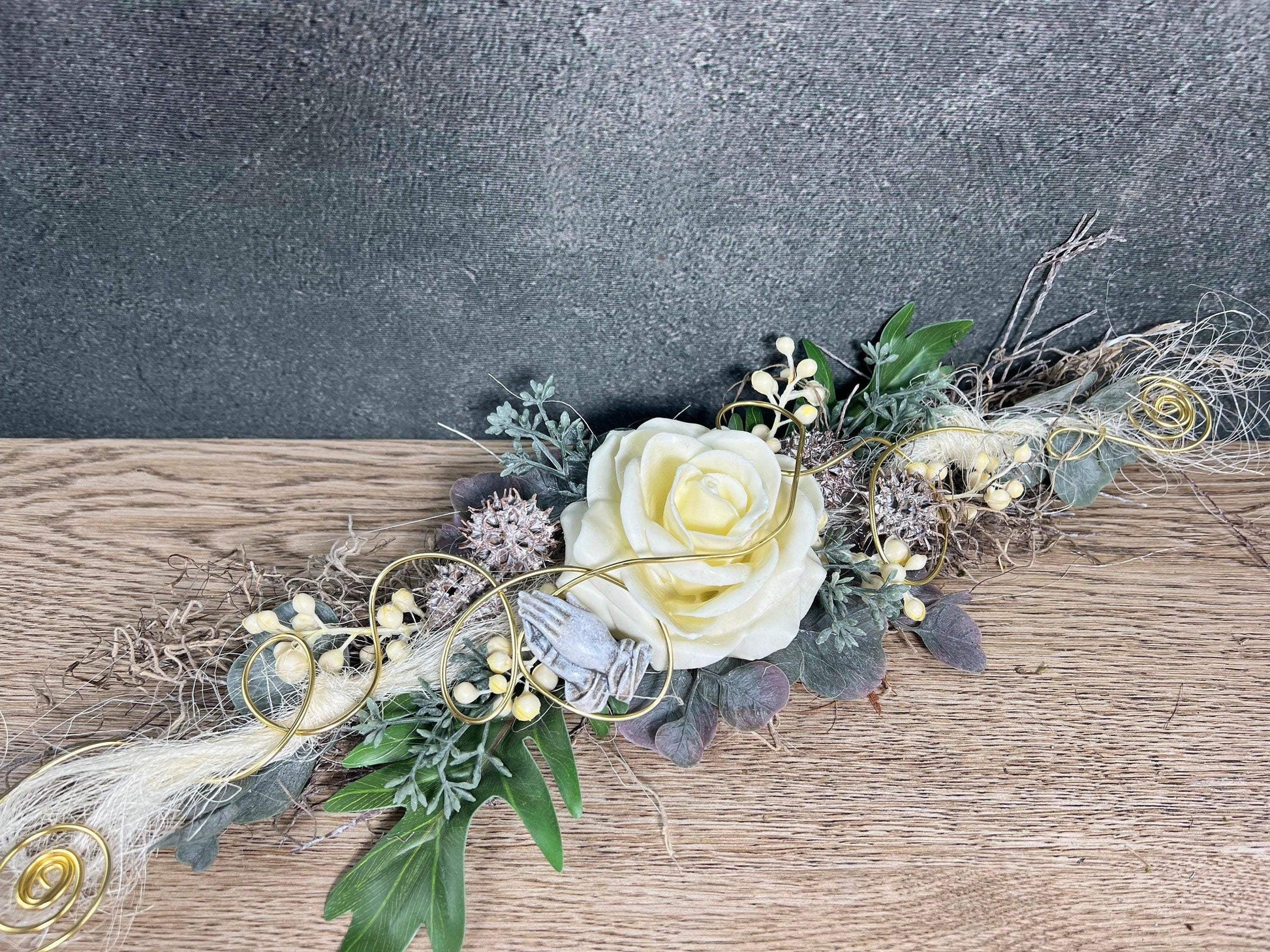Grabgesteck zum legen Bukett Rose Wachsrose zum legen Allerheiligen Grabdekoration Betende Hände Grabschmuck Grab Grabstrauß Eukalyptus Deko – handgemacht aus Seiden- und Kunstblumen, langlebig & pflegeleicht von SarahsFlowerStudio