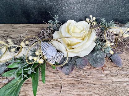 Grabgesteck zum legen Bukett Rose Wachsrose zum legen Allerheiligen Grabdekoration Betende Hände Grabschmuck Grab Grabstrauß Eukalyptus Deko – handgemacht aus Seiden- und Kunstblumen, langlebig & pflegeleicht von SarahsFlowerStudio