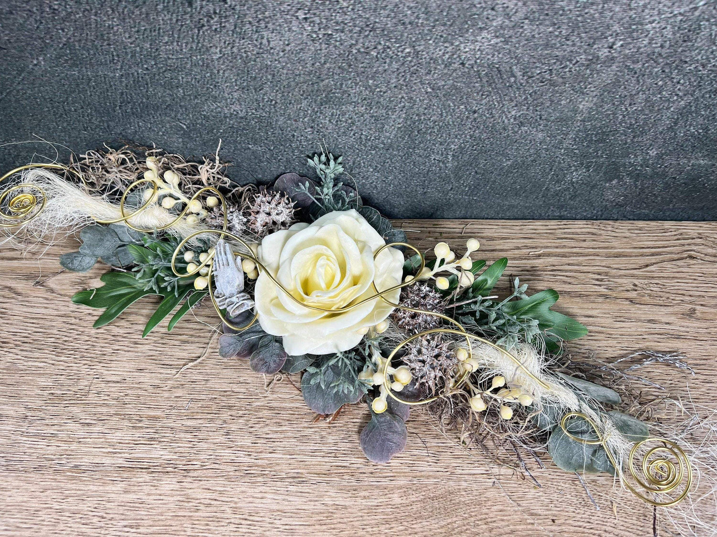 Grabgesteck zum legen Bukett Rose Wachsrose zum legen Allerheiligen Grabdekoration Betende Hände Grabschmuck Grab Grabstrauß Eukalyptus Deko – handgemacht aus Seiden- und Kunstblumen, langlebig & pflegeleicht von SarahsFlowerStudio