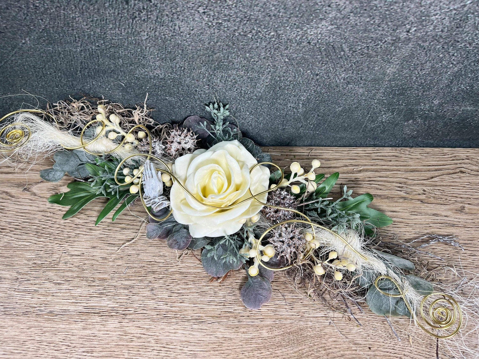 Grabgesteck zum legen Bukett Rose Wachsrose zum legen Allerheiligen Grabdekoration Betende Hände Grabschmuck Grab Grabstrauß Eukalyptus Deko – handgemacht aus Seiden- und Kunstblumen, langlebig & pflegeleicht von SarahsFlowerStudio