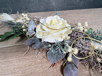 Grabgesteck zum legen Bukett Rose Wachsrose zum legen Allerheiligen Grabdekoration Betende Hände Grabschmuck Grab Grabstrauß Eukalyptus Deko – handgemacht aus Seiden- und Kunstblumen, langlebig & pflegeleicht von SarahsFlowerStudio