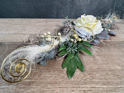 Grabgesteck zum legen Bukett Rose Wachsrose zum legen Allerheiligen Grabdekoration Betende Hände Grabschmuck Grab Grabstrauß Eukalyptus Deko – handgemacht aus Seiden- und Kunstblumen, langlebig & pflegeleicht von SarahsFlowerStudio