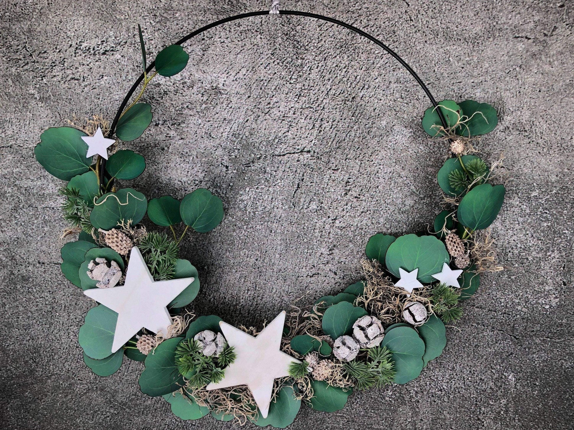 Ring Fensterdeko Eukalyptus Türkranz Advent Modern Ring Fenster Fensterschmuck Deko Weihnachten Wandschmuck – handgemacht aus Seiden- und Kunstblumen, langlebig & pflegeleicht von SarahsFlowerStudio