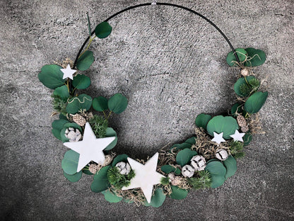Ring Fensterdeko Eukalyptus Türkranz Advent Modern Ring Fenster Fensterschmuck Deko Weihnachten Wandschmuck – handgemacht aus Seiden- und Kunstblumen, langlebig & pflegeleicht von SarahsFlowerStudio