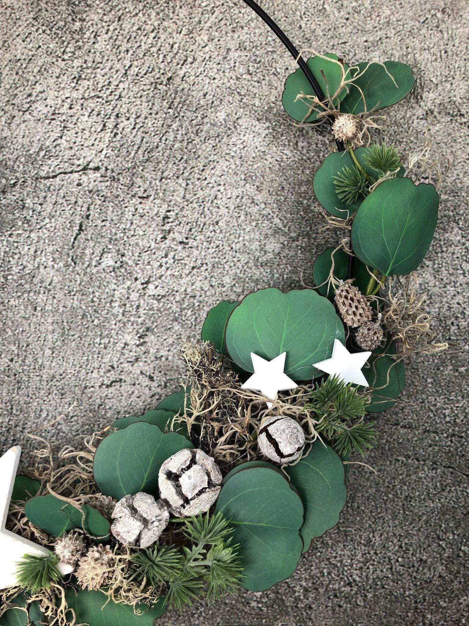 Ring Fensterdeko Eukalyptus Türkranz Advent Modern Ring Fenster Fensterschmuck Deko Weihnachten Wandschmuck – handgemacht aus Seiden- und Kunstblumen, langlebig & pflegeleicht von SarahsFlowerStudio