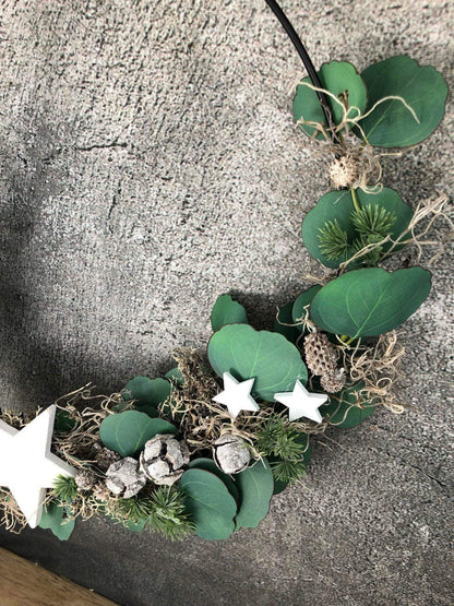 Ring Fensterdeko Eukalyptus Türkranz Advent Modern Ring Fenster Fensterschmuck Deko Weihnachten Wandschmuck – handgemacht aus Seiden- und Kunstblumen, langlebig & pflegeleicht von SarahsFlowerStudio