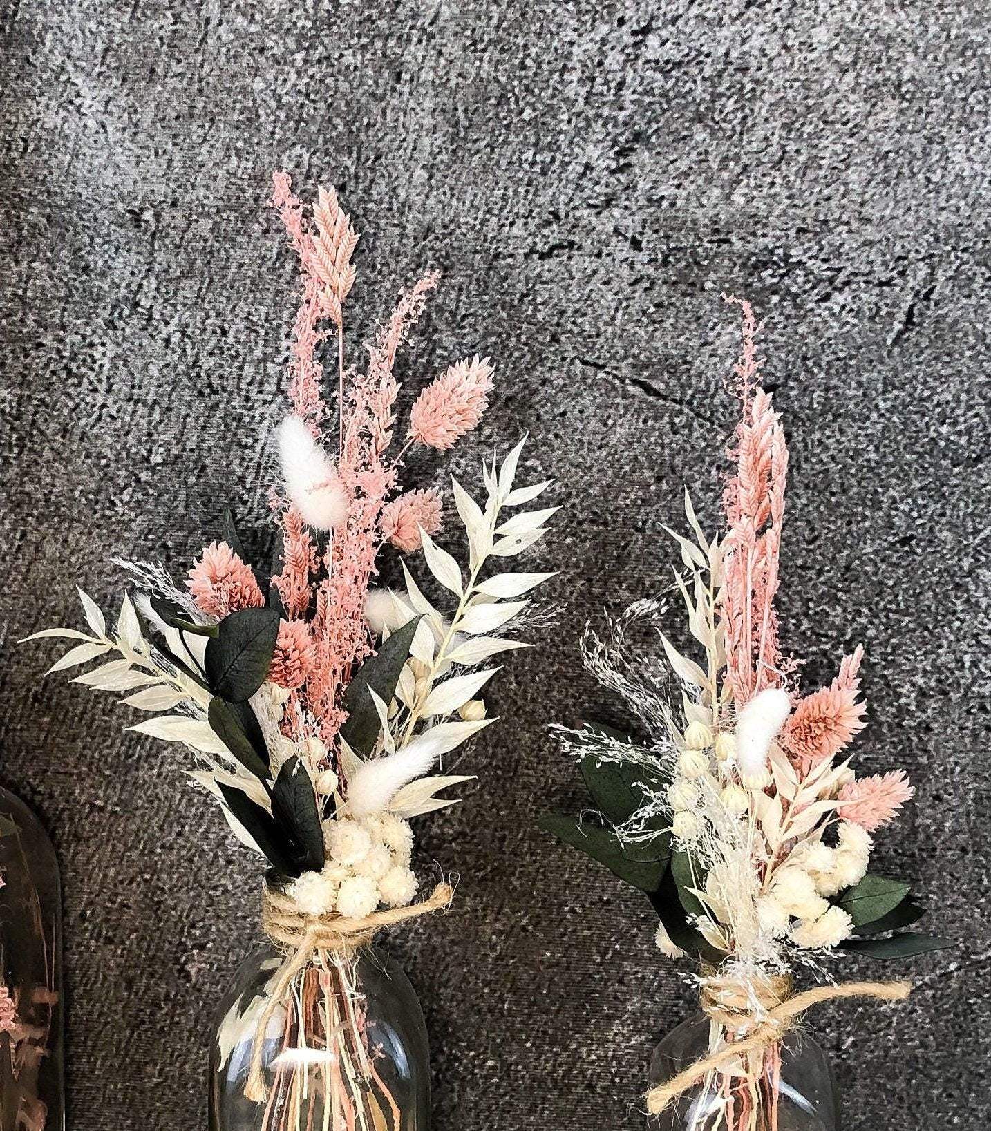 Tischdeko-OHNE VASE- Blumen Tischgesteck Strauß Gräser Trockenblumen Trockenmaterial Natur natürlich dried bouquet dried Flowers – handgemacht aus Seiden- und Kunstblumen, langlebig & pflegeleicht von SarahsFlowerStudio