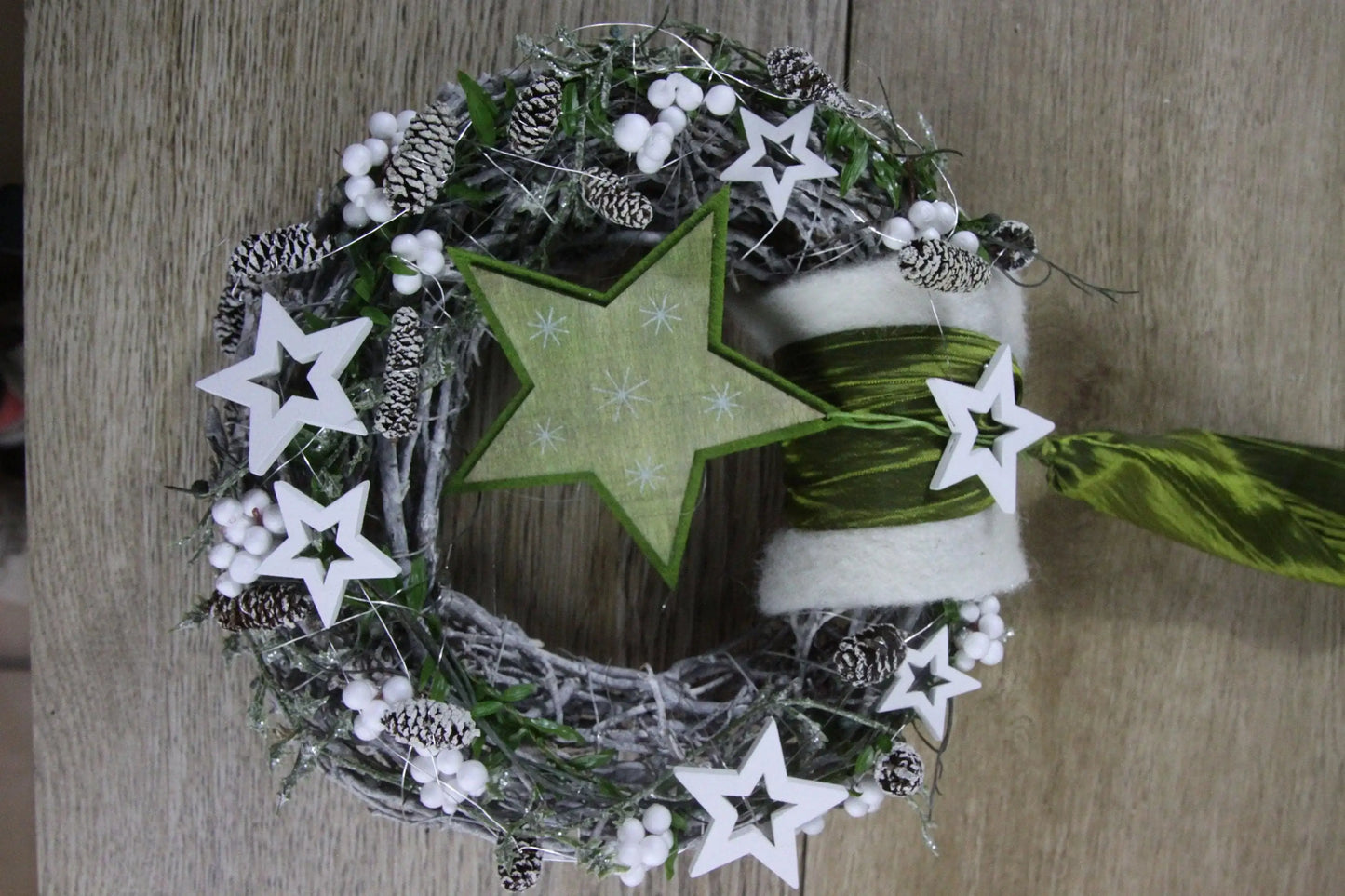 Advent Türkranz Türdeko Türschmuck Weihnachten Stern Weidenkranz Grün Weiß – handgemacht aus Seiden- und Kunstblumen, langlebig & pflegeleicht von SarahsFlowerStudio