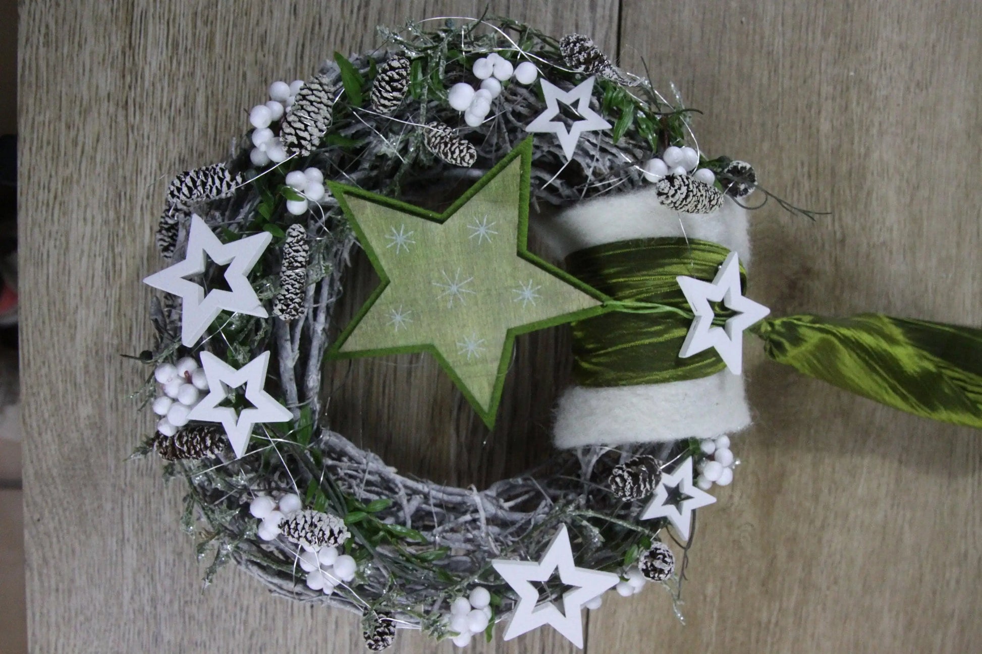 Advent Türkranz Türdeko Türschmuck Weihnachten Stern Weidenkranz Grün Weiß – handgemacht aus Seiden- und Kunstblumen, langlebig & pflegeleicht von SarahsFlowerStudio