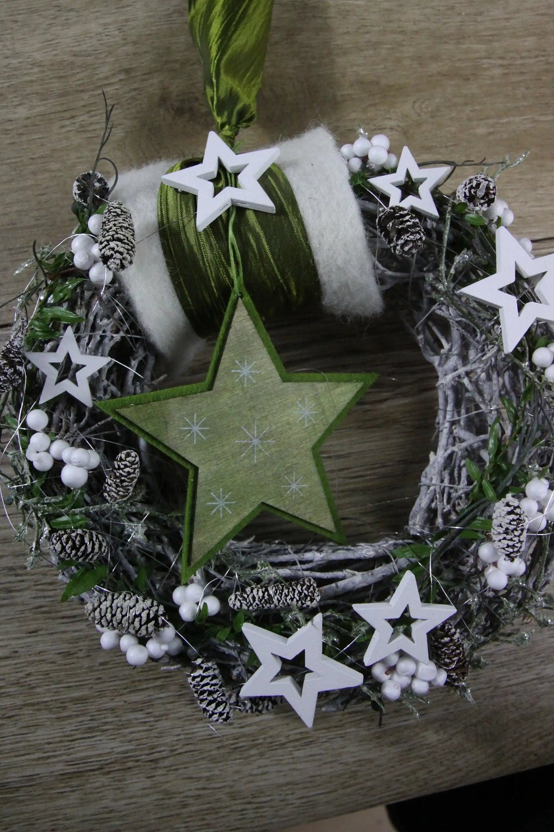 Advent Türkranz Türdeko Türschmuck Weihnachten Stern Weidenkranz Grün Weiß – handgemacht aus Seiden- und Kunstblumen, langlebig & pflegeleicht von SarahsFlowerStudio