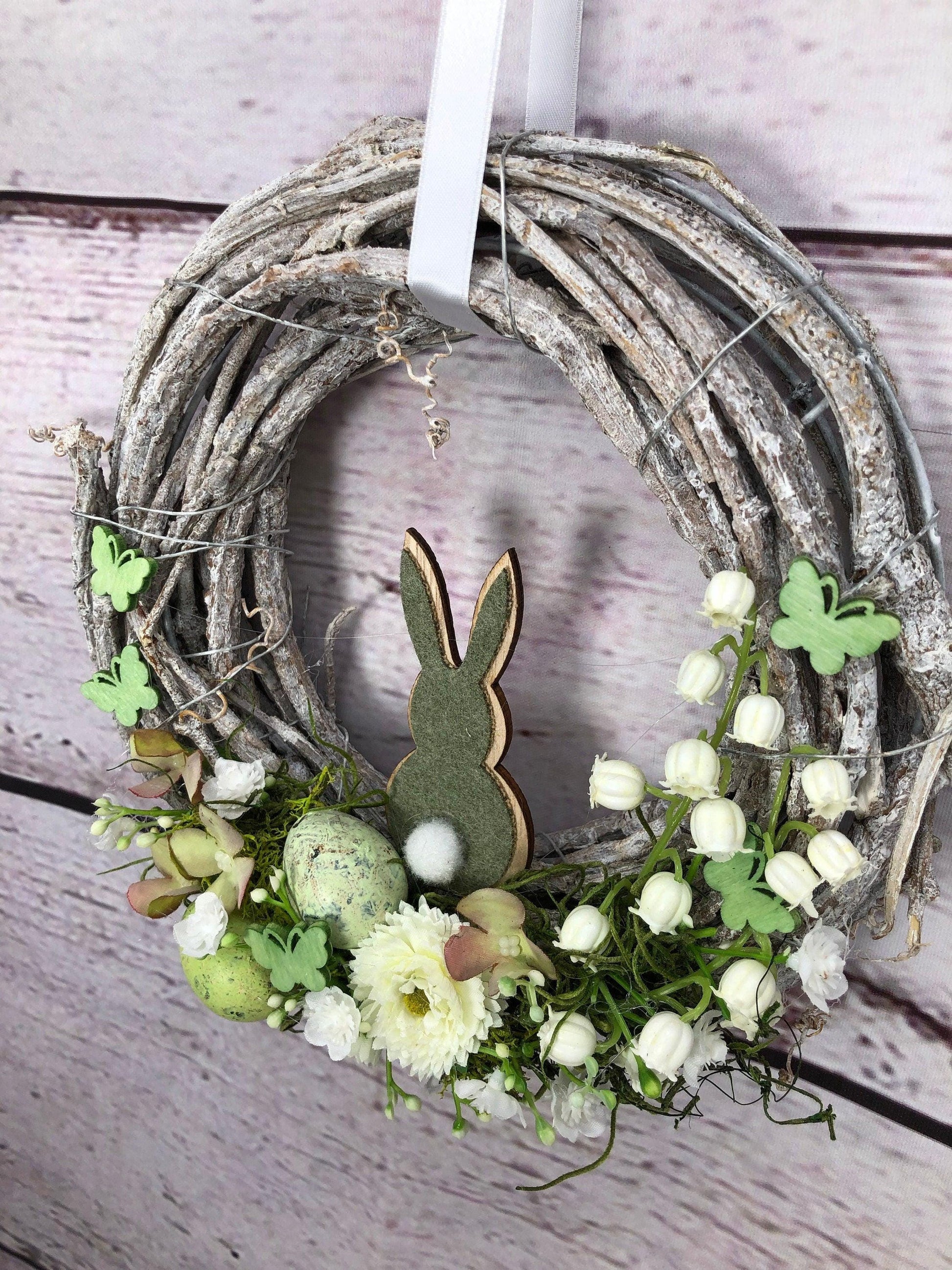 Frühlingskranz Türdeko mit Hasen, Eiern & Schleierkraut – Osterkranz Seidenblumen – Türkranz – SarahsFlowerStudio