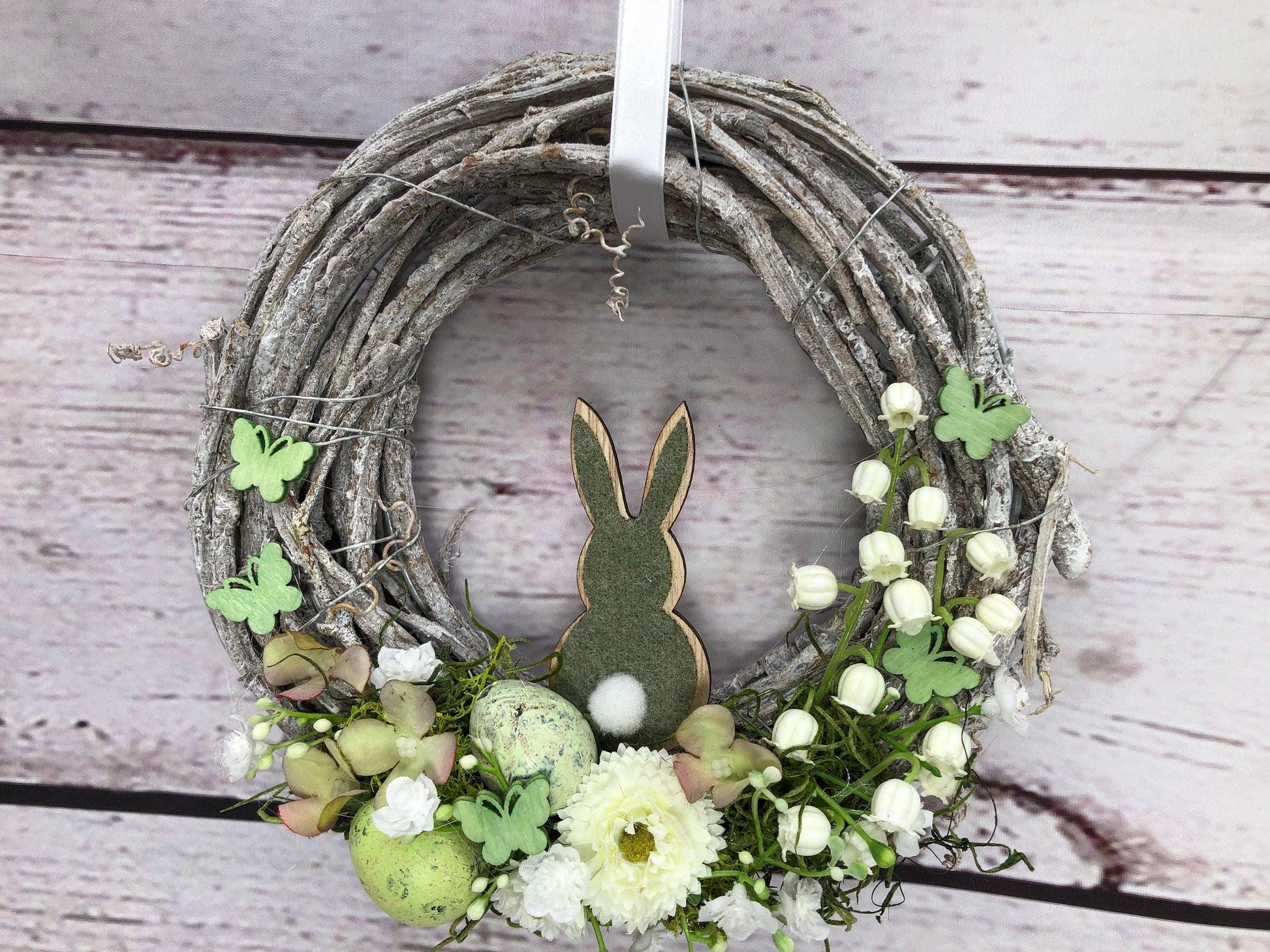 Frühlingskranz Türdeko mit Hasen, Eiern & Schleierkraut – Osterkranz Seidenblumen – Türkranz – SarahsFlowerStudio
