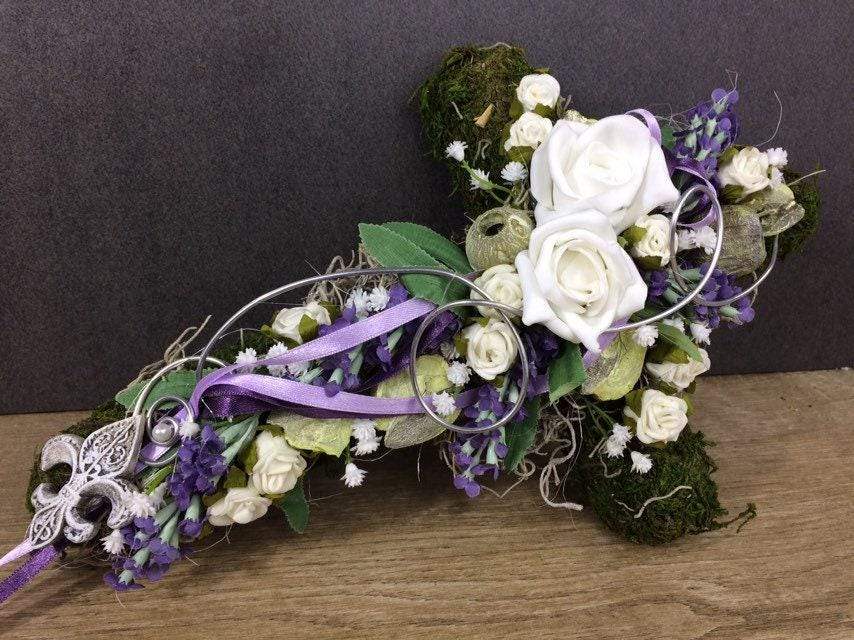 Grabgesteck Grabschmuck Urnengrab Gesteck Grab Allerheiligen Mooskreuz Kreuz Rose Grave Arrangument grave flowers longlasting – handgemacht aus Seiden- und Kunstblumen, langlebig & pflegeleicht von SarahsFlowerStudio