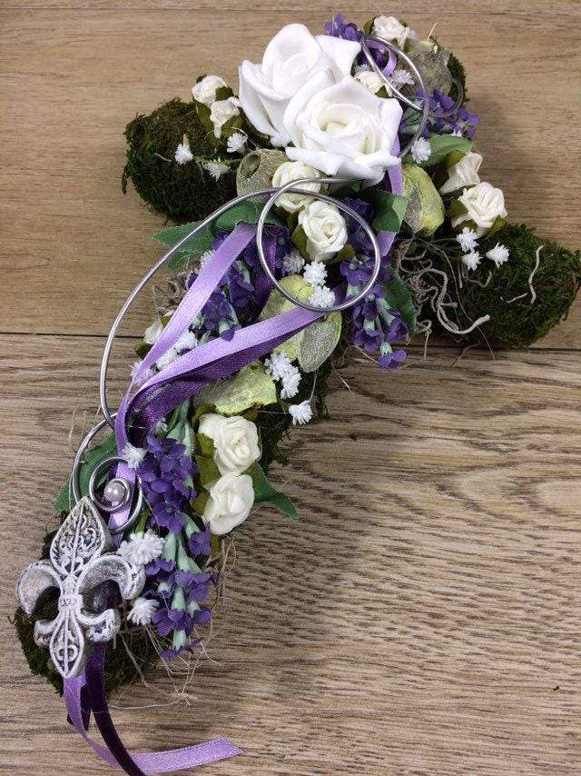 Grabgesteck Grabschmuck Urnengrab Gesteck Grab Allerheiligen Mooskreuz Kreuz Rose Grave Arrangument grave flowers longlasting – handgemacht aus Seiden- und Kunstblumen, langlebig & pflegeleicht von SarahsFlowerStudio