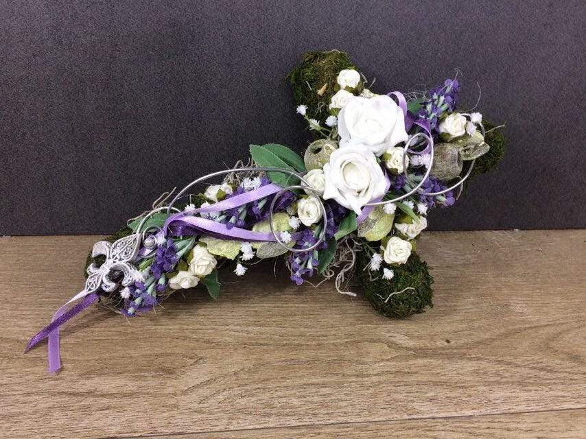 Grabgesteck Grabschmuck Urnengrab Gesteck Grab Allerheiligen Mooskreuz Kreuz Rose Grave Arrangument grave flowers longlasting – handgemacht aus Seiden- und Kunstblumen, langlebig & pflegeleicht von SarahsFlowerStudio