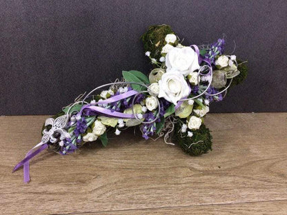 Grabgesteck Grabschmuck Urnengrab Gesteck Grab Allerheiligen Mooskreuz Kreuz Rose Grave Arrangument grave flowers longlasting – handgemacht aus Seiden- und Kunstblumen, langlebig & pflegeleicht von SarahsFlowerStudio