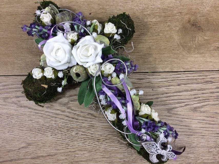 Grabgesteck Grabschmuck Urnengrab Gesteck Grab Allerheiligen Mooskreuz Kreuz Rose Grave Arrangument grave flowers longlasting – handgemacht aus Seiden- und Kunstblumen, langlebig & pflegeleicht von SarahsFlowerStudio