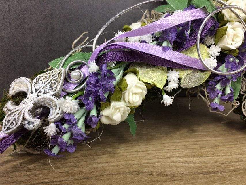 Grabgesteck Grabschmuck Urnengrab Gesteck Grab Allerheiligen Mooskreuz Kreuz Rose Grave Arrangument grave flowers longlasting – handgemacht aus Seiden- und Kunstblumen, langlebig & pflegeleicht von SarahsFlowerStudio
