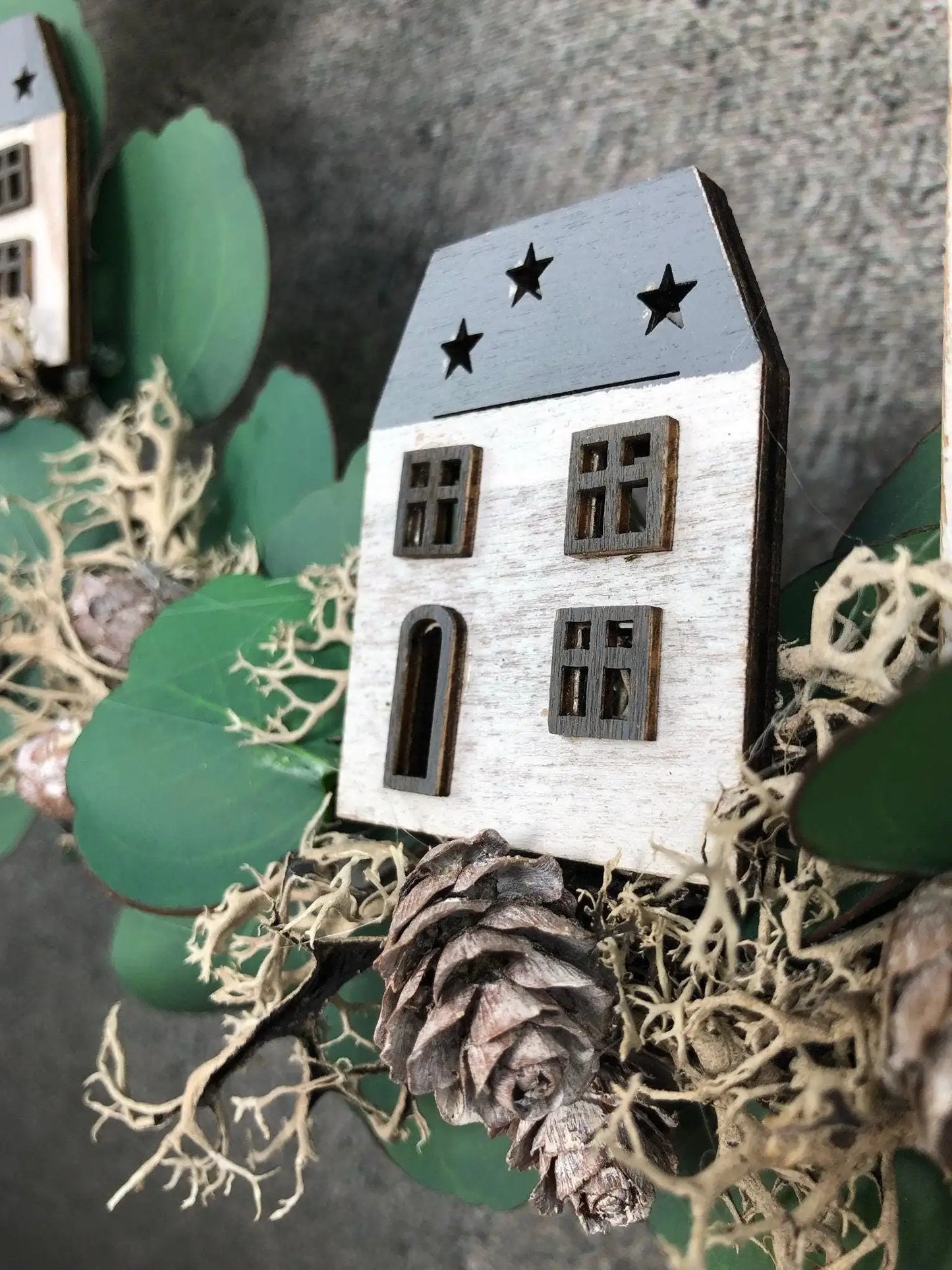 Ring Fensterdeko Eukalyptus Haus Häuschen Türkranz Advent Modern Ring Fenster Fensterschmuck Deko Weihnachten Wandschmuck – handgemacht aus Seiden- und Kunstblumen, langlebig & pflegeleicht von SarahsFlowerStudio