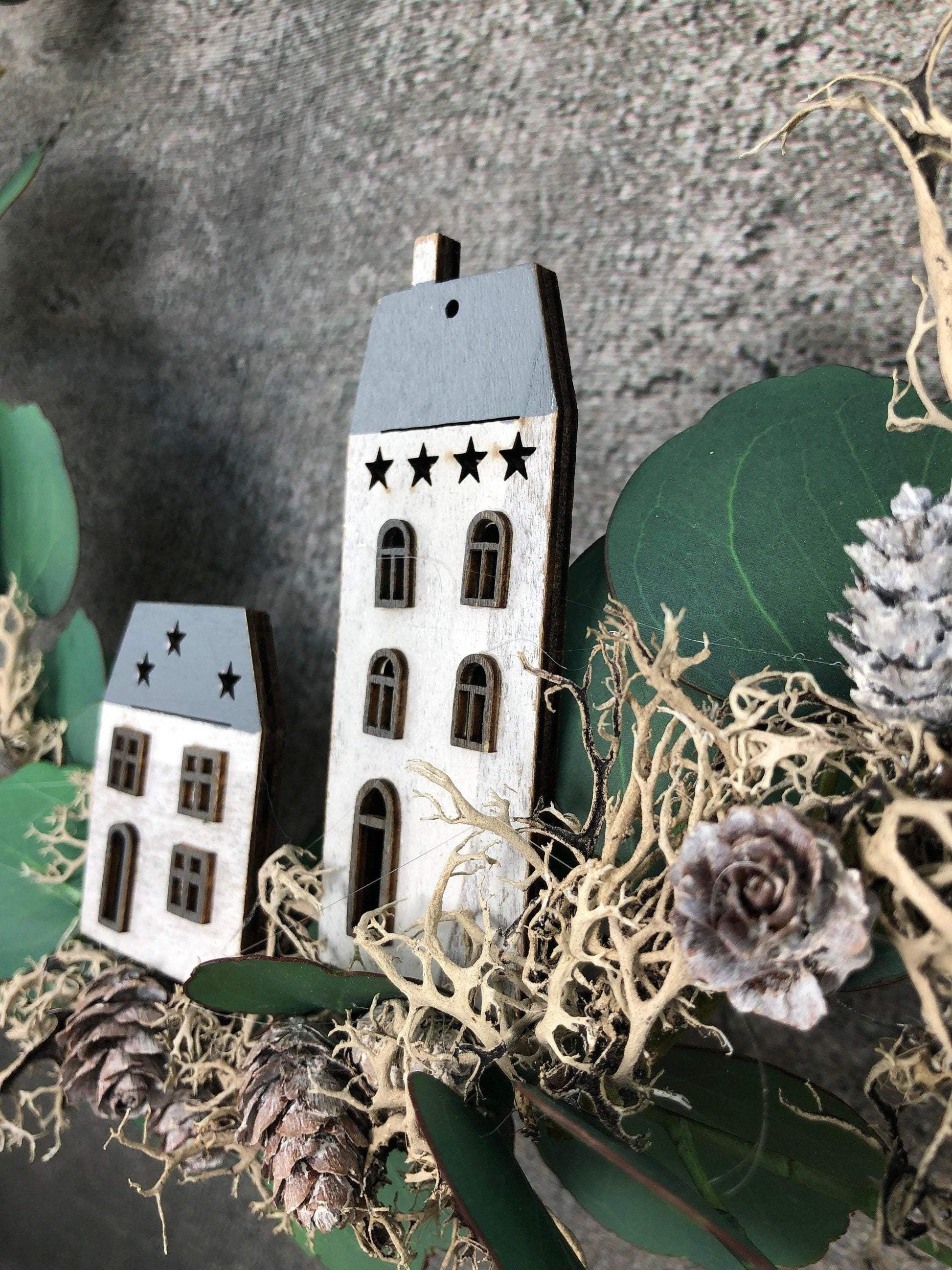 Ring Fensterdeko Eukalyptus Haus Häuschen Türkranz Advent Modern Ring Fenster Fensterschmuck Deko Weihnachten Wandschmuck – handgemacht aus Seiden- und Kunstblumen, langlebig & pflegeleicht von SarahsFlowerStudio