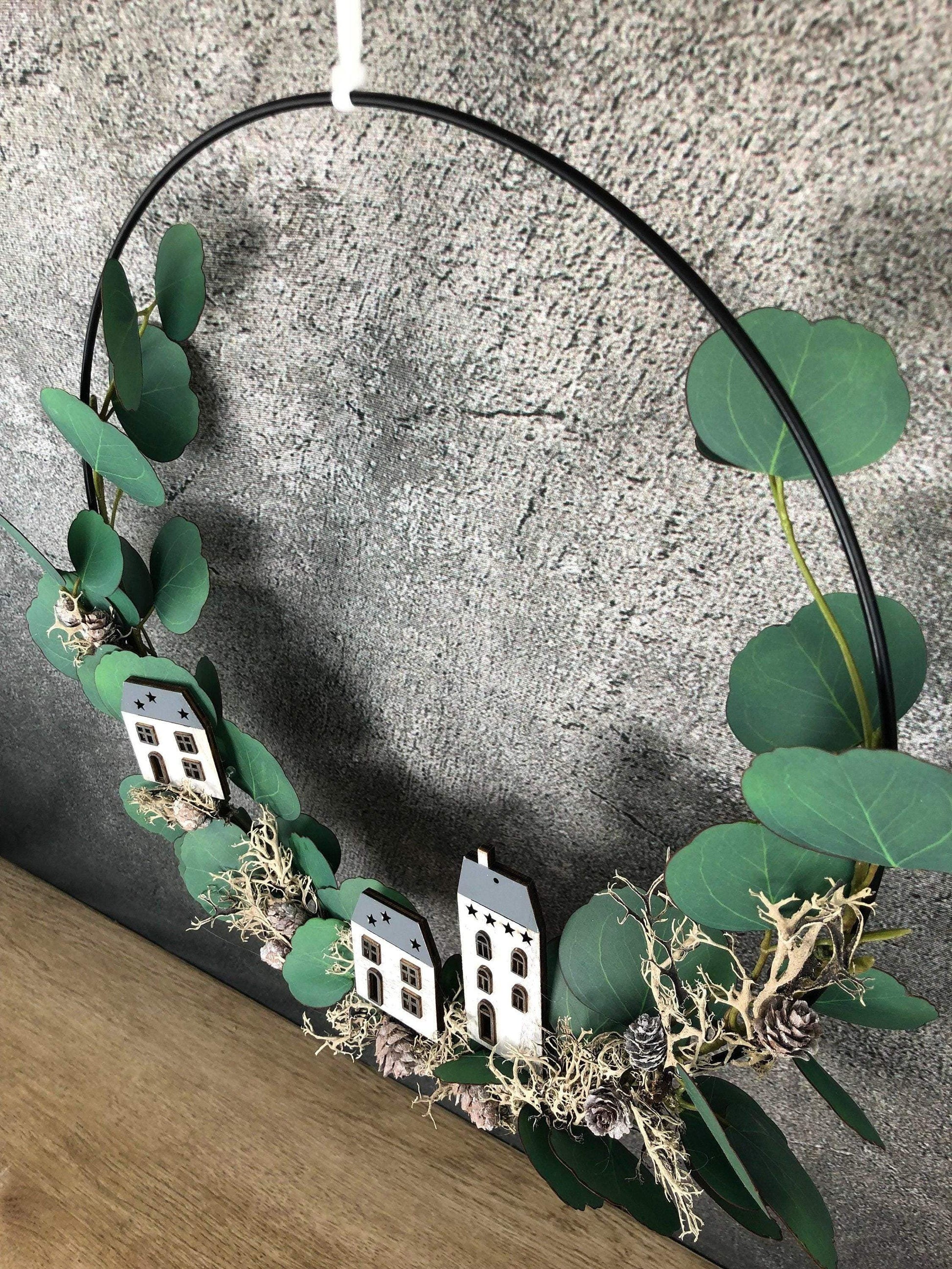 Ring Fensterdeko Eukalyptus Haus Häuschen Türkranz Advent Modern Ring Fenster Fensterschmuck Deko Weihnachten Wandschmuck – handgemacht aus Seiden- und Kunstblumen, langlebig & pflegeleicht von SarahsFlowerStudio
