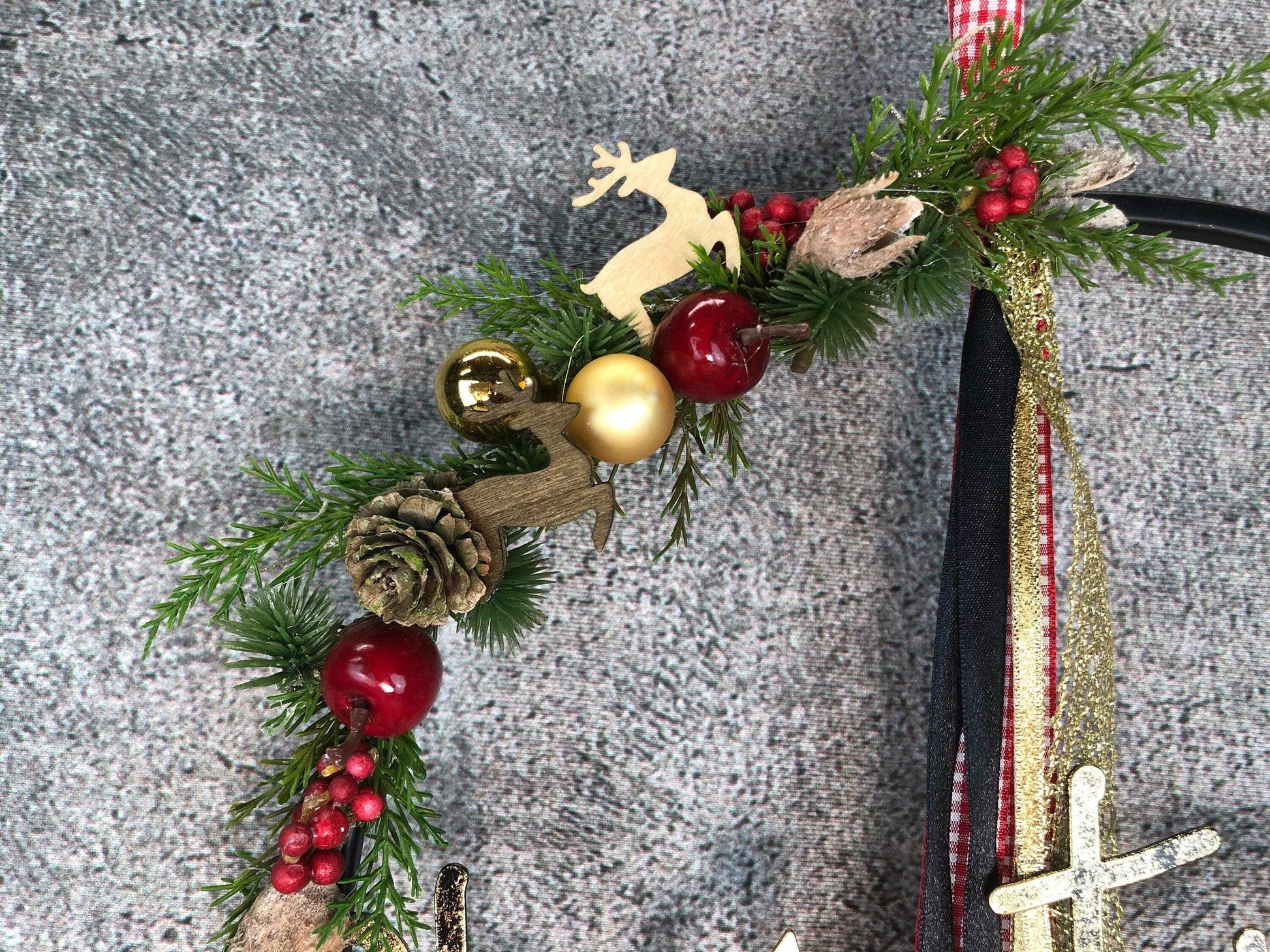 Türkranz Kranz Christmas Advent Modern Ring Fenster Fensterschmuck Fensterdeko Deko Weihnachten Zapfen Wachszapfen – handgemacht aus Seiden- und Kunstblumen, langlebig & pflegeleicht von SarahsFlowerStudio