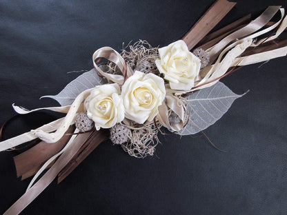 Tischgesteck "Isolde" creme braun taube in Wunschfarbe – handgemacht aus Seiden- und Kunstblumen, langlebig & pflegeleicht von SarahsFlowerStudio