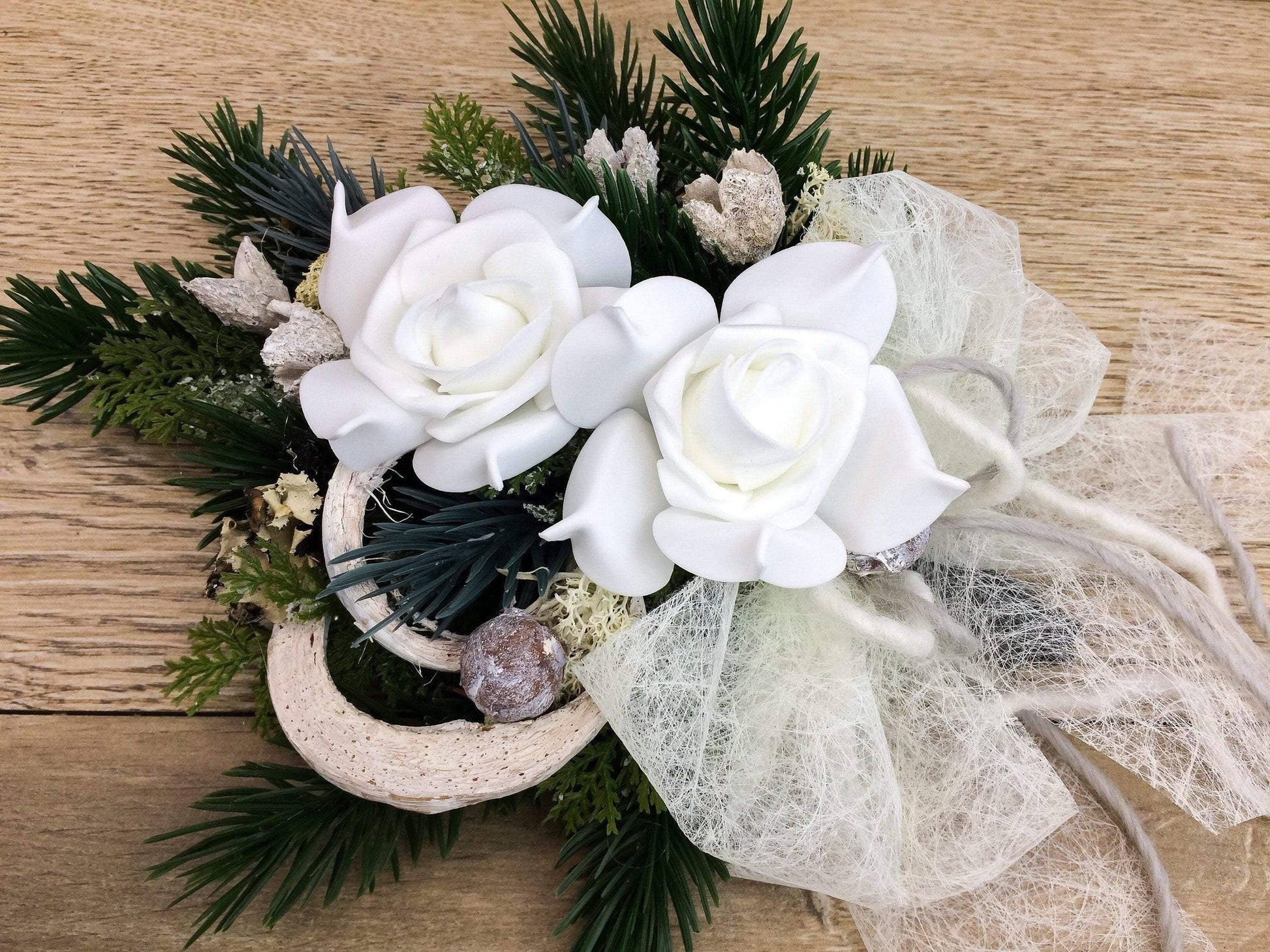 Grabgesteck zum legen Grabstrauß Liege Bukett Allerheiligen Wachsrosen Wachsrose Islandmoos Christrosen Rosen Grabdekoration – handgemacht aus Seiden- und Kunstblumen, langlebig & pflegeleicht von SarahsFlowerStudio