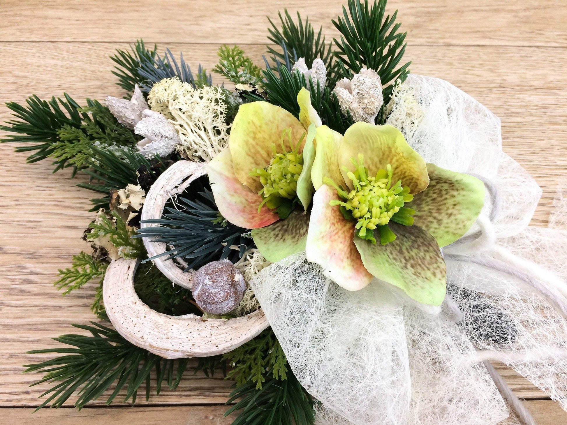 Grabgesteck zum legen Grabstrauß Liege Bukett Allerheiligen Wachsrosen Wachsrose Islandmoos Christrosen Rosen Grabdekoration – handgemacht aus Seiden- und Kunstblumen, langlebig & pflegeleicht von SarahsFlowerStudio