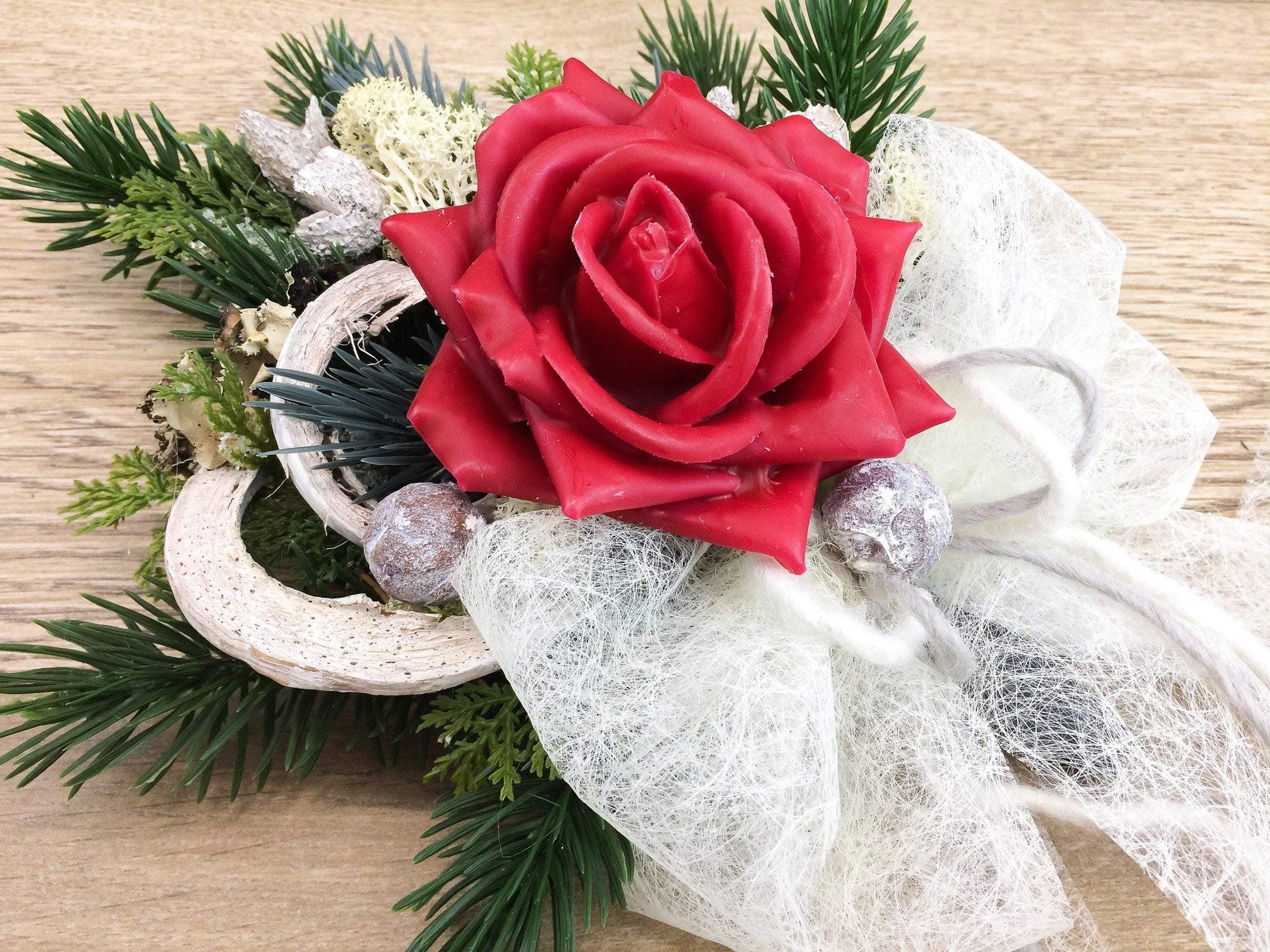 Grabgesteck zum legen Grabstrauß Liege Bukett Allerheiligen Wachsrosen Wachsrose Islandmoos Christrosen Rosen Grabdekoration – handgemacht aus Seiden- und Kunstblumen, langlebig & pflegeleicht von SarahsFlowerStudio