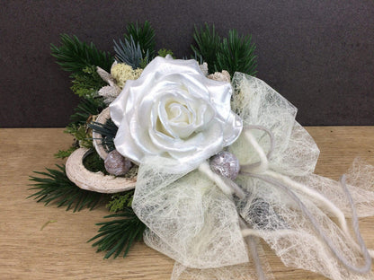 Grabgesteck zum legen Grabstrauß Liege Bukett Allerheiligen Wachsrosen Wachsrose Islandmoos Christrosen Rosen Grabdekoration – handgemacht aus Seiden- und Kunstblumen, langlebig & pflegeleicht von SarahsFlowerStudio