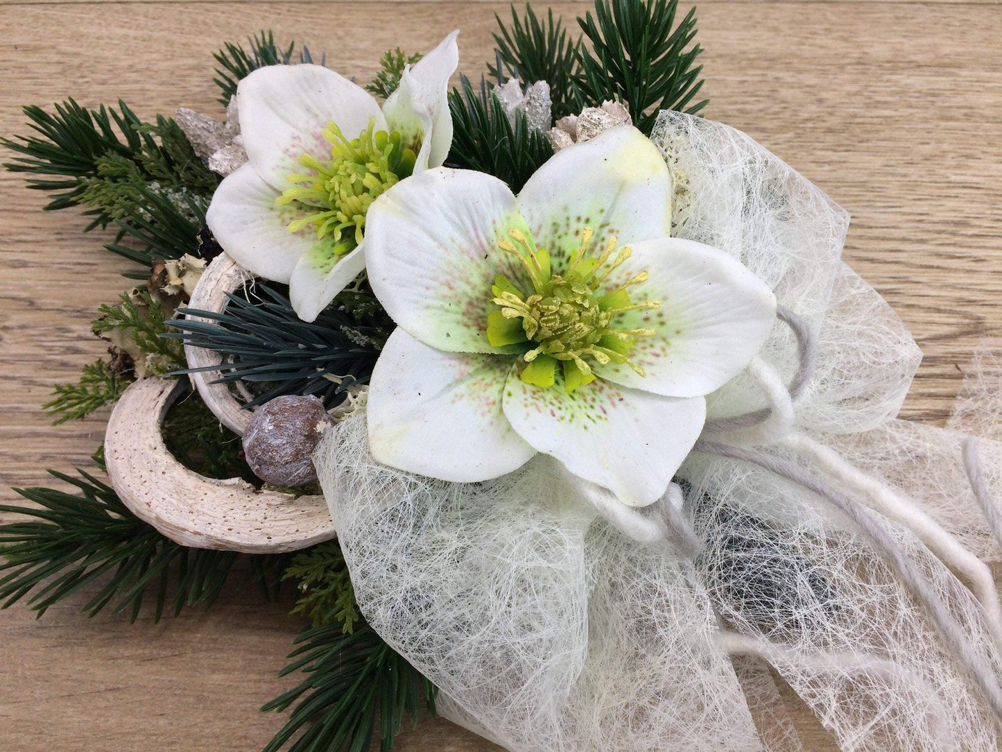 Grabgesteck zum legen Grabstrauß Liege Bukett Allerheiligen Wachsrosen Wachsrose Islandmoos Christrosen Rosen Grabdekoration – handgemacht aus Seiden- und Kunstblumen, langlebig & pflegeleicht von SarahsFlowerStudio