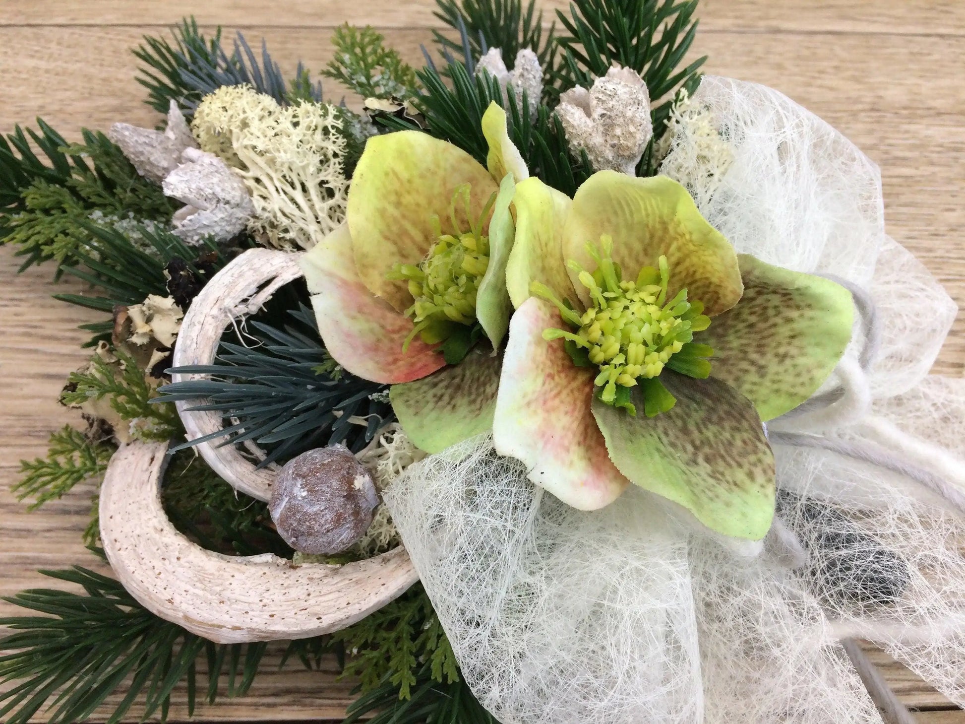 Grabgesteck zum legen Grabstrauß Liege Bukett Allerheiligen Wachsrosen Wachsrose Islandmoos Christrosen Rosen Grabdekoration – handgemacht aus Seiden- und Kunstblumen, langlebig & pflegeleicht von SarahsFlowerStudio