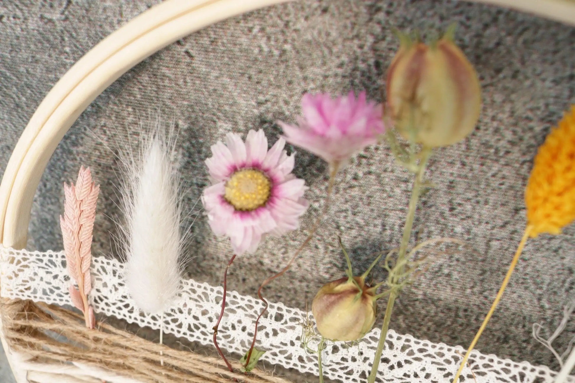 Türkranz Kranz Ring Stickrahmen Gräser Holzring Stickring Stickreif Trockenblumen Natur natürlich Hoop Fensterdeko – handgemacht aus Seiden- und Kunstblumen, langlebig & pflegeleicht von SarahsFlowerStudio
