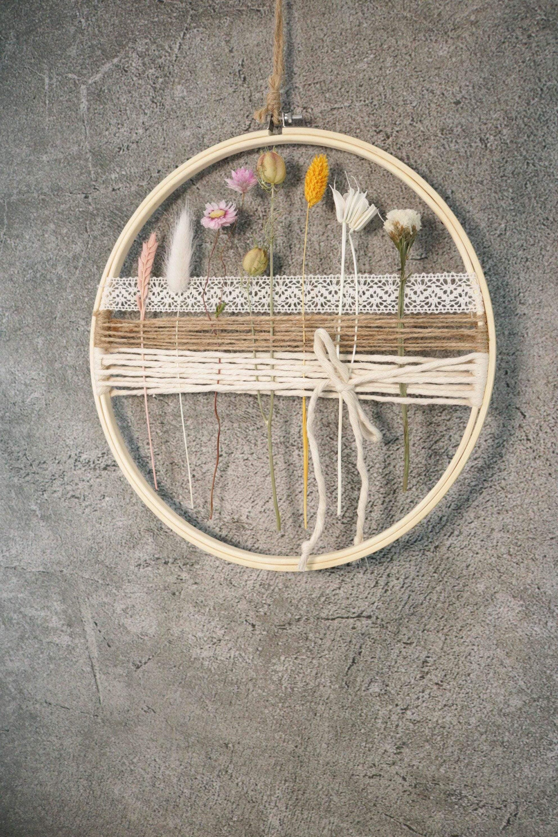 Türkranz Kranz Ring Stickrahmen Gräser Holzring Stickring Stickreif Trockenblumen Natur natürlich Hoop Fensterdeko – handgemacht aus Seiden- und Kunstblumen, langlebig & pflegeleicht von SarahsFlowerStudio